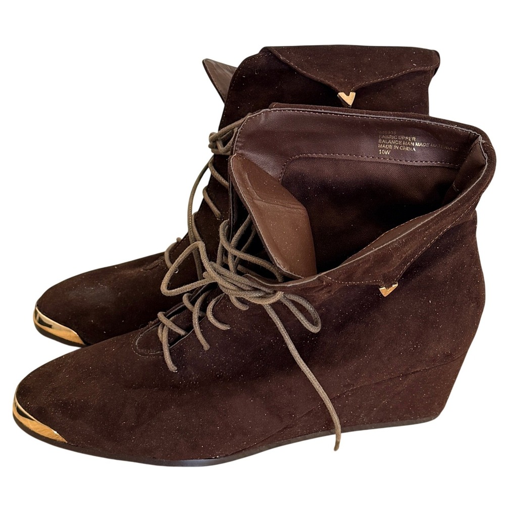 Womens Brown Faux Suede Lace Up Ankle Boots Gold Cap Toe Size 10W New Box